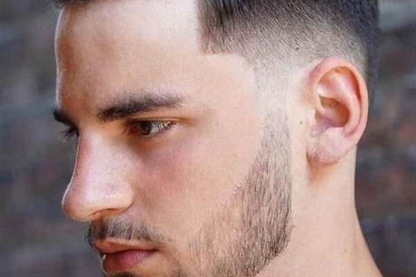 Elegan Dengan Side Part Haircut