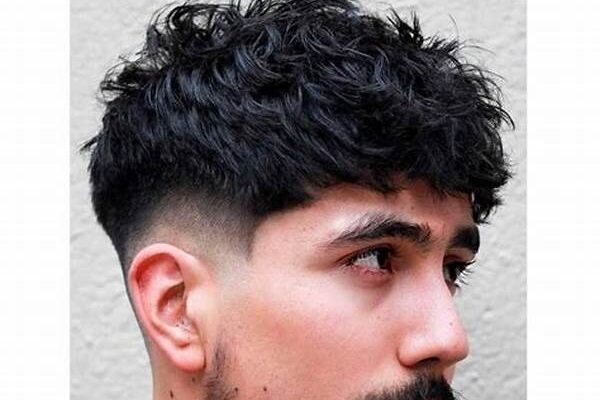 Paduan Gaya Rambut Pria Ikal